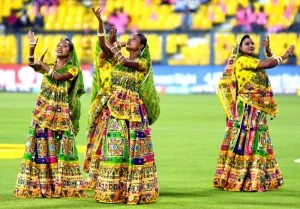 rajasthani-folk-dancers-perform-before-the-start-1559777