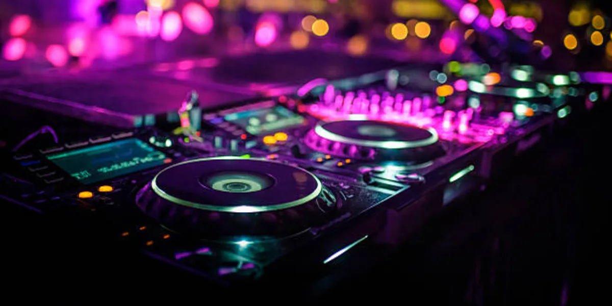 DJ For Holi: Adding Music & Energy To The Celebration_Floodlightz_Events