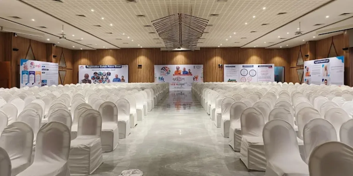 Hire Manpower For Exhibition In Ahmedabad | Hostesses, Models, Promoters & More