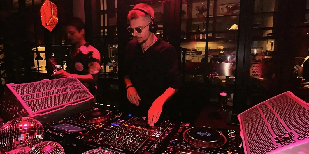 DJ In Phuket Thailand With Professional Sound Expertise_Floodlightz Events_