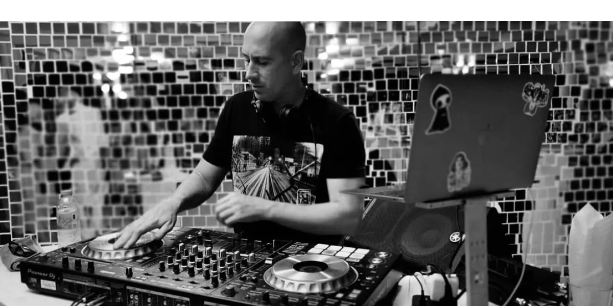 DJ For Events With Professional Expertise_Floodlightz Events_